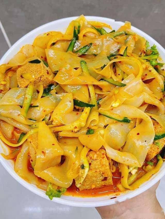 涼皮勁道有秘方，多加這一物，筋道爽滑不發(fā)硬，比小吃店的還好吃